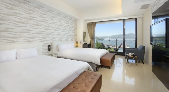 Четырёхместный номер Standard с балконом и с видом на озеро Hu Yue Lakeview Hotel