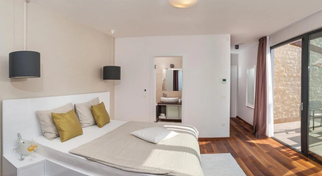 Nice Home in Okrug Gornji With Sauna, Wifi and 5 Bedrooms, Buchen Sie Hotel Hotels in Gespanschaft Split-Dalmatien mit Pool, Schwimmbad