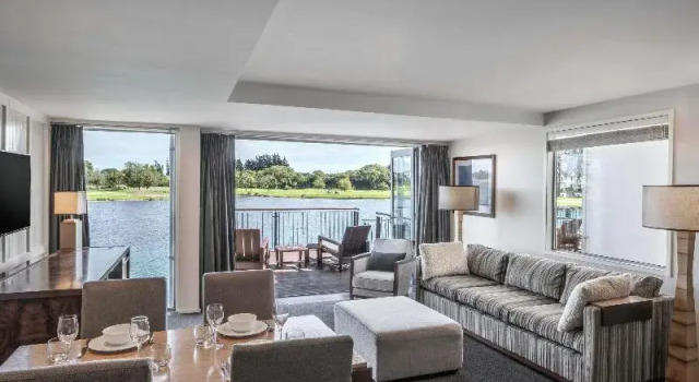 Люкс с балконом и с видом на озеро Peppers Clearwater Resort