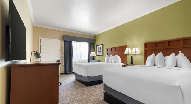 Четырёхместный номер Standard Best Western Hebbronville Inn