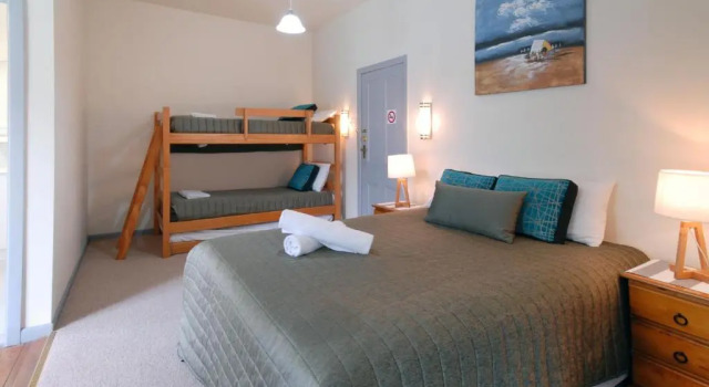 Семейный номер Standard с балконом Riverview Boutique Motel
