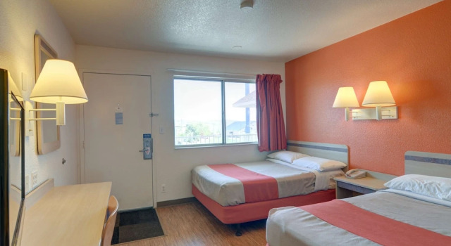 Четырёхместный люкс Deluxe Motel 6 Casper