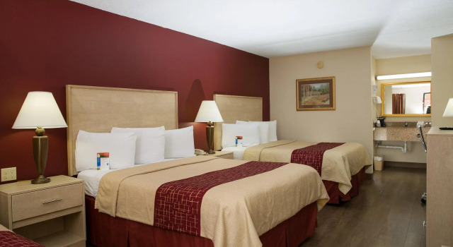 Шестиместный номер Deluxe Red Roof Inn & Suites Pigeon Forge Parkway