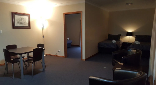Семейный люкс с 2 комнатами Gateway Motor Inn