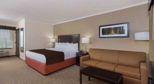Двухместный номер Standard с видом на бассейн AmericInn by Wyndham Janesville