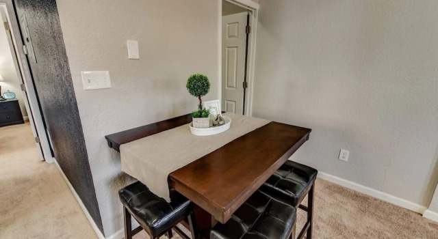 Апартаменты c 1 комнатой 1BR Downtown Townhome King Bed, 5 Min to Shops