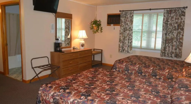 Четырёхместный номер Standard The Village Motel