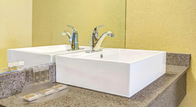 Номер Deluxe Days Inn by Wyndham St. Petersburg Central
