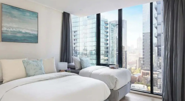 Large 3BR Apt Near Crown, Sleeps 10, Free Parking