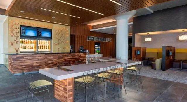 Четырёхместный люкс с 2 комнатами Courtyard by Marriott Waterloo Cedar Falls