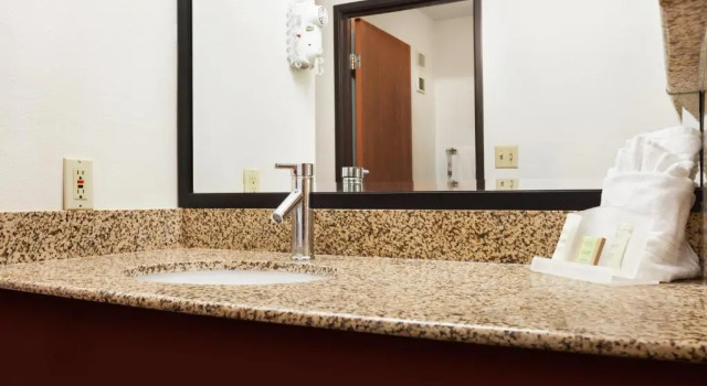 Номер Standard Super 8 by Wyndham Milwaukee Airport