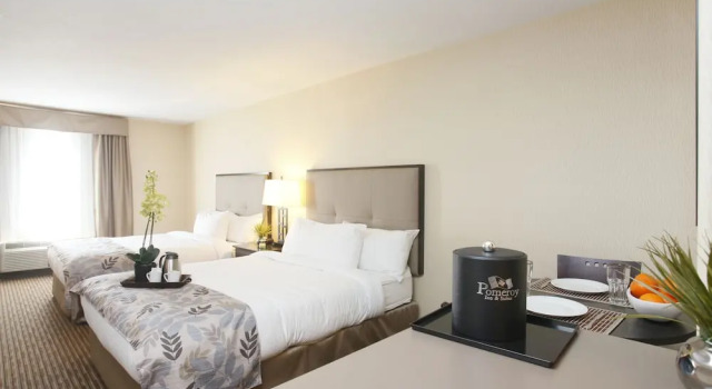 Четырёхместный номер Deluxe Pomeroy Inn & Suites at Olds College