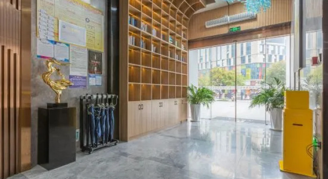 Yizhou Ruijin Hotel (Guanshanhu Park, Guanshanxi Road Subway Station Store)