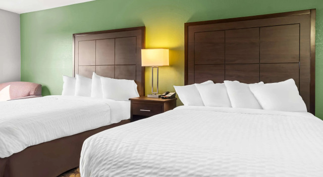 Четырёхместный номер Standard SureStay Plus Hotel by Best Western Bettendorf