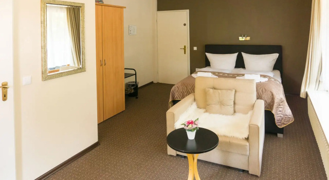 Krähenbad Hotel, Забронировать Отель Отели в центре Альпирсбах с завтраком, отели в центре Альпирсбах с завтраком