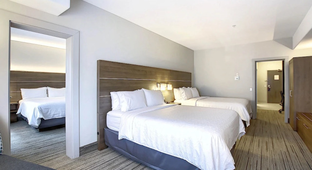 Люкс с 2 комнатами Holiday Inn Express Airport Calgary by IHG
