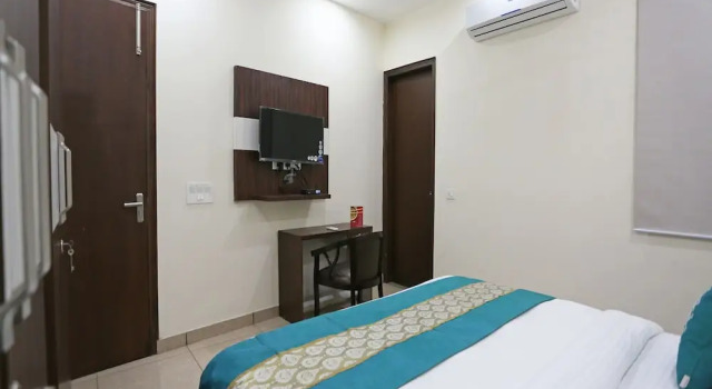 OYO 8205 Hotel Petals Inn