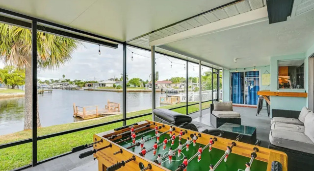 Коттедж 4 Mi to Beach! Waterfront New Port Richey Retreat