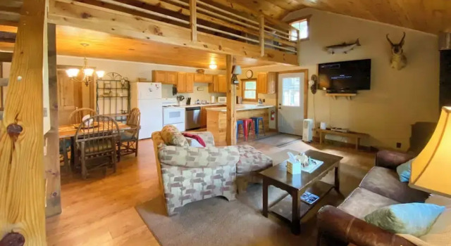Burns Lake Cabin w/ Dock, Fire Pit, Rowboat & More, Prenota Casa vacanze Cottage a Hayward, Cottage