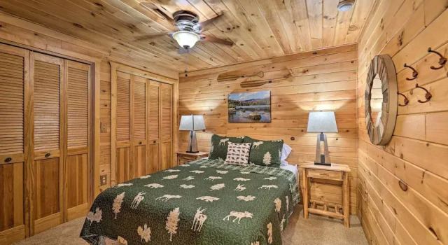 Luxe Riverfront Lodge: Group Wine and Ski Retreats, Varaa Lomakoti Rapid City Michigan