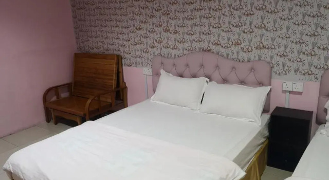 Четырёхместный номер Standard Home Inn Hotel