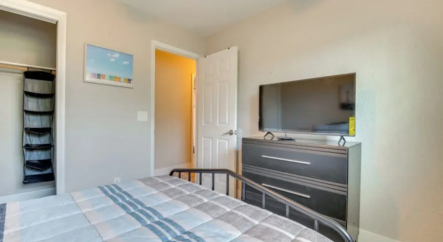 5 Mi to Beach: Retreat w/ Pool in Merritt Island, Varaa Lomakoti Hotellit Space Coast pysäköinnillä, Pysäköinti