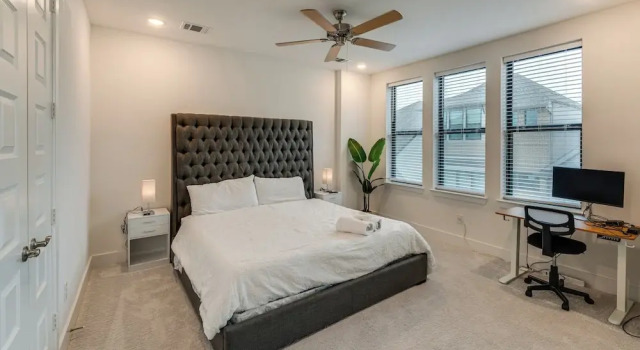 10 Mi to Dtwn Dallas: Sleek Retreat w/ Balcony, Забронировать Дом для отпуска Даллас Dallas - Fort Worth Metropolitan Area, рядом с Talis Healthcare