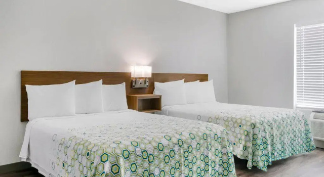 HomeTowne Studios by Red Roof Tampa - Airport