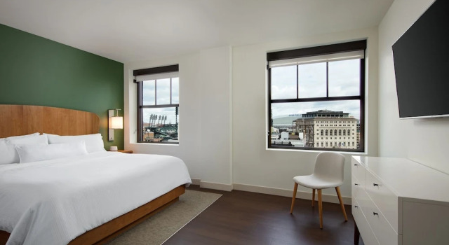 Люкс c 1 комнатой с видом на город Element by Marriott Detroit at The Metropolitan