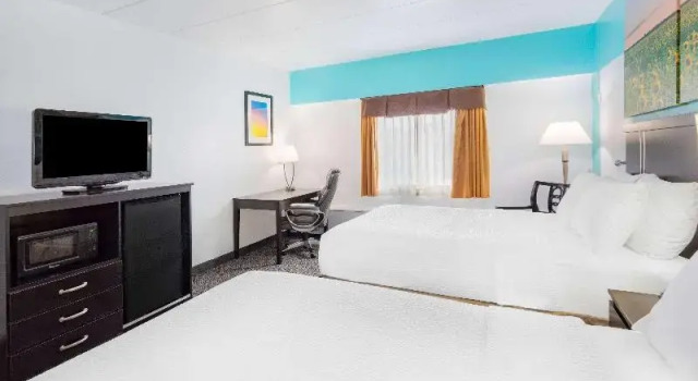 Четырёхместный номер Standard Days Inn by Wyndham Livonia Canton Detroit