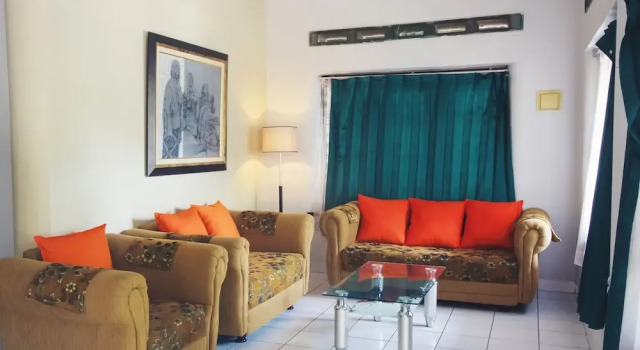 Ndalem Sarengat, Book Hotel Hoteller i Kraton med parkering, Parkering