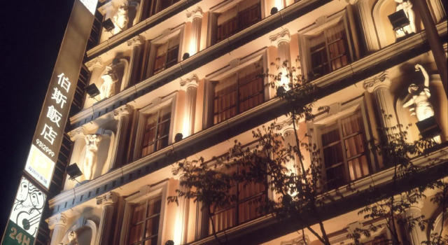 Кровать в общем номере Grand Boss Hotel
