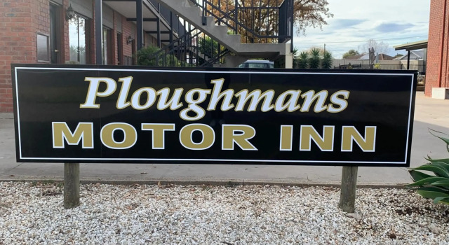 Ploughmans Motor Inn, Book Hotel Hotels in Horsham with Parking, Parking