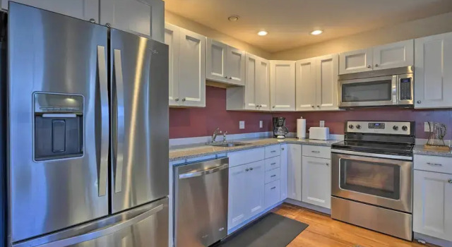 Апартаменты Bright Apartment - 1/2 Mi to Greenport Harbor!
