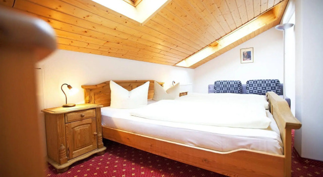 Alpenhotel Ohlstadt, Varaa Hotelli Ohlstadt Das Blaue Land