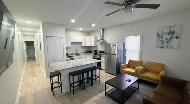 Newly Renovated 2 Bedroom - B, Забронировать Отель Дарем Raleigh-Durham Metropolitan Area, рядом с North Carolina Mutual Life Insurance
