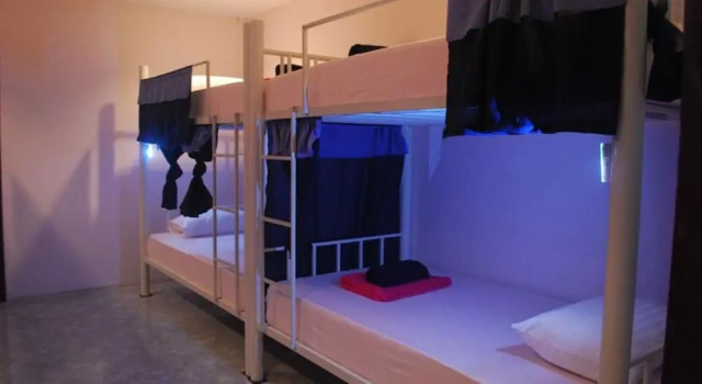Кровать в общем номере Baan Kai Hostel
