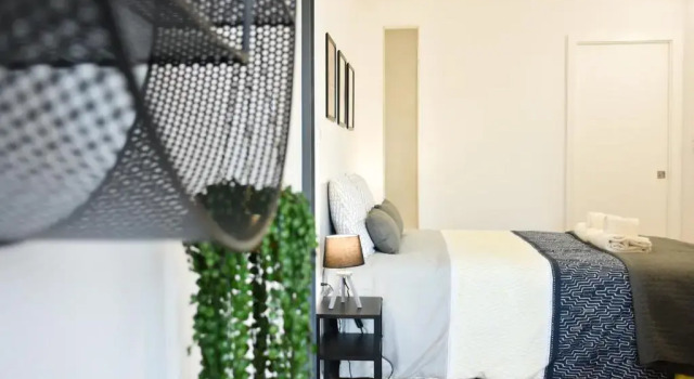 Comfortable&Central w/balcony-9 min walk Trindade
