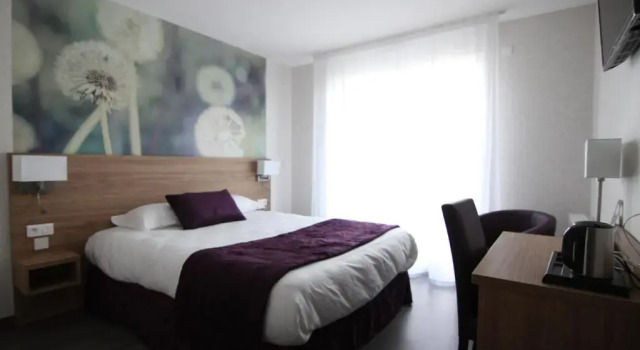 Двухместный номер Standard с балконом Logis Hôtel - La Chambre dAmiens