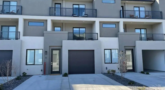Коттедж New Family-Friendly Townhome w/ Pool & Hot Tub