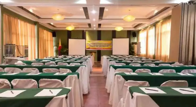 Bed & Breakfast at Royale Tagaytay Country Club, Забронировать Отель Альфонсо Лусон