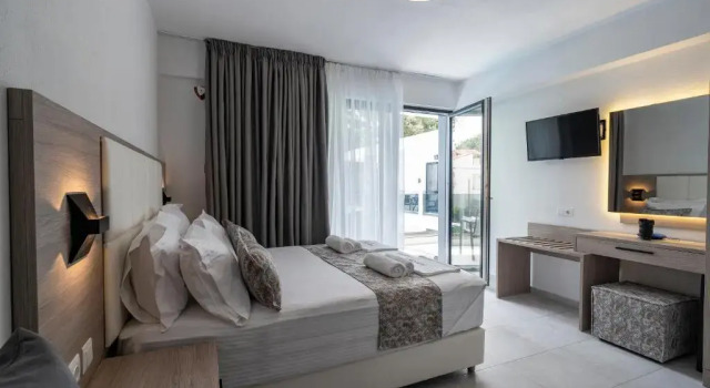 Двухместный номер Deluxe с балконом и с видом на море Avaton Luxury Resort and Spa Access the Enigma