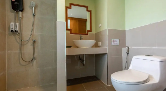 Трёхместный номер Standard с балконом и с видом на улицу ROYAL PINEAPPLE HOTEL l a welcome to wealth and good fortune