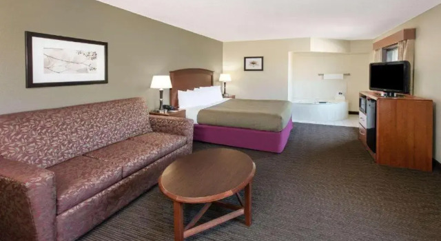Люкс Superior AmericInn by Wyndham Grundy Center