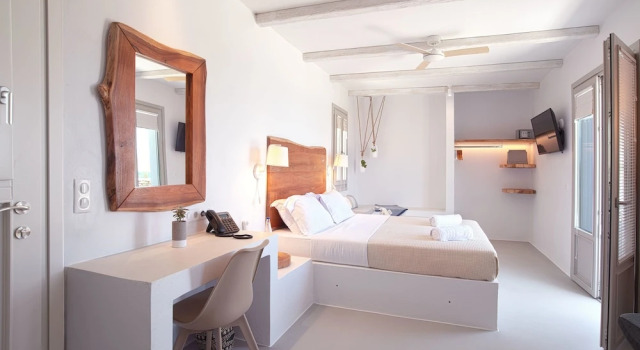 Люкс с балконом и с видом на море Paros Comfy Suites