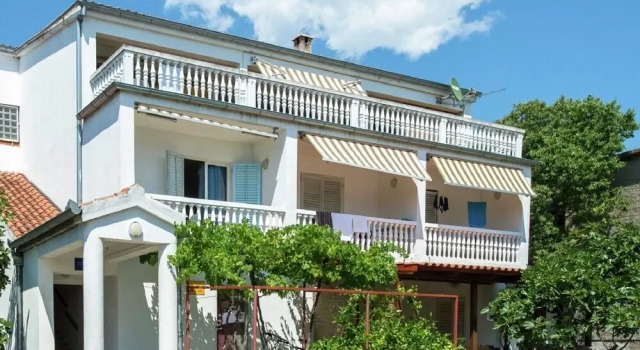 Spacious Four Bedroom Accomodation With 3 Great sea View Balconies, Garden, BBQ