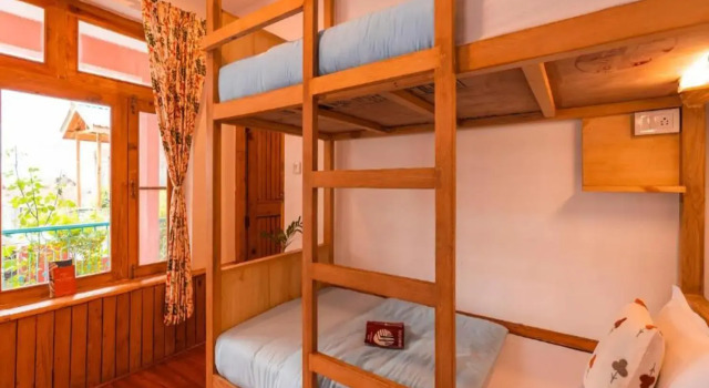 Кровать в общем номере Zen Manali by Keekoo Stays