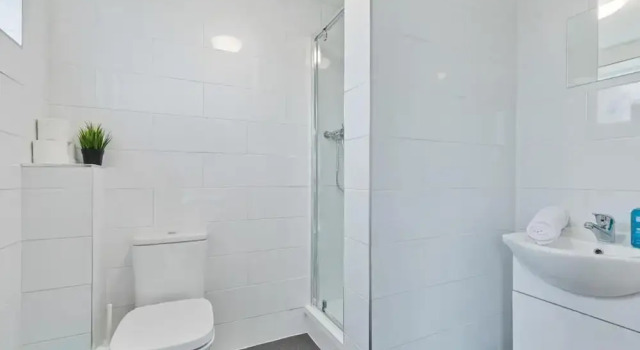 Seabright Townhouse- Super Stylish House- Parking for one Car- Sleeps up to 12, Забронировать Отель Отели Исторического графства Суссекса с парковкой, Парковка