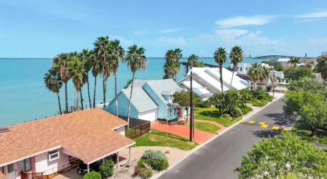 Коттедж Bayside Waterfront Home With Private Patio