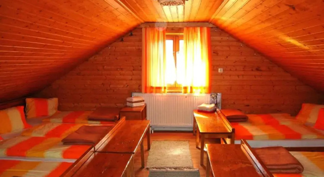 Кровать в общем номере Krummholzhütte